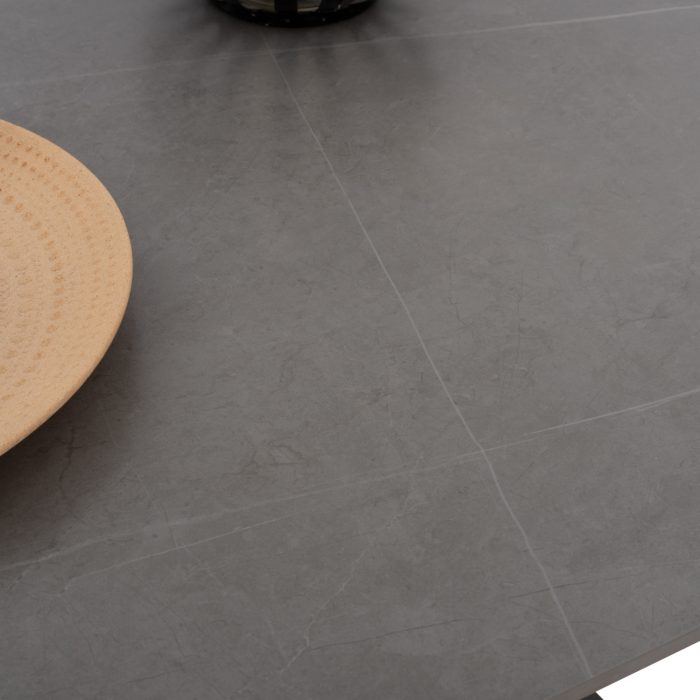 ΤΡΑΠΕΖΙ ΤΡΑΠΕΖΑΡΙΑΣ ΑΠΟ SINTERED STONE ΓΚΡΙ ΜΕΤΑΛΛΙΚΑ ΠΟΔΙΑ 160x90x75Υεκ.FB99308.03 - Image 7