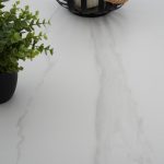ΤΡΑΠΕΖΙ ΤΡΑΠΕΖΑΡΙΑΣ ΣΤΡΟΓΓΥΛΟ SINTERED STONE ΛΕΥΚΟ ΜΕΤΑΛ.ΠΟΔΙΑ Φ115x75Y εκ.FB99309.02 - Image 4