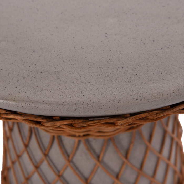 ΒΟΗΘΗΤΙΚΟ ΤΡΑΠΕΖΙ ΣΤΡΟΓΓΥΛΟ DELIA FB918167.03 FIBER CEMENT ΓΚΡΙ & RATTAN Φ40x45Υεκ - Image 8